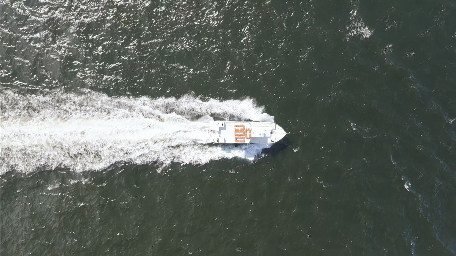 Lancha navegando en la Bahía de Panamá, vista desde arriba