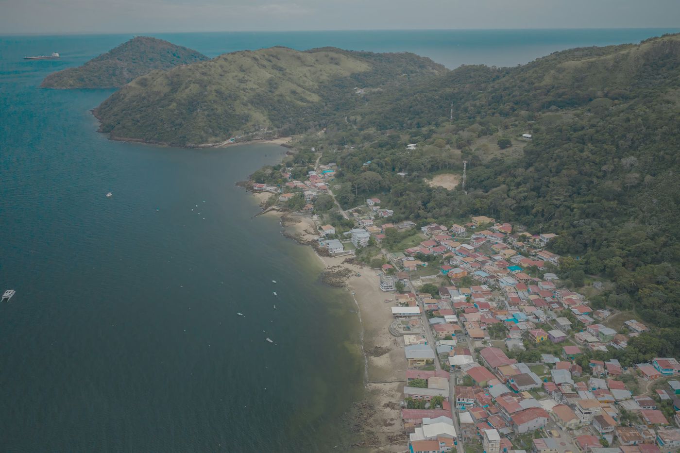 Costa de Isla Taboga con el pueblo junto al mar